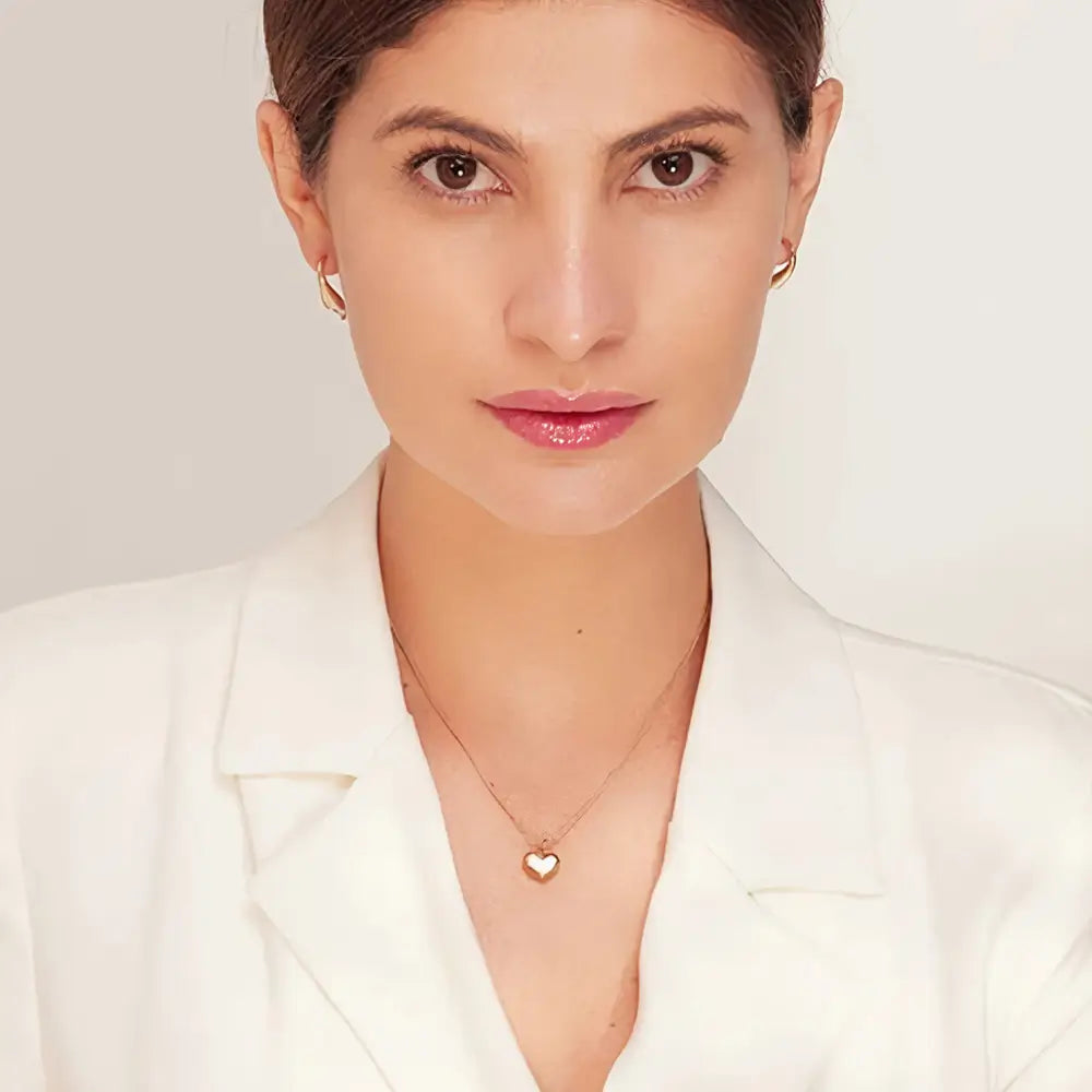 Colar Feminino Dourado de coração com concha natural Marena em estilo leve e sofisticado
