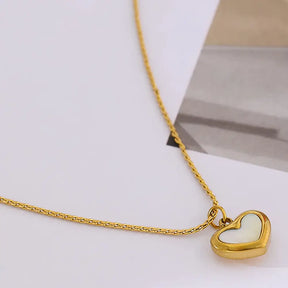 Colar Feminino Dourado de coração com concha natural Marena em ambiente clean e toque natural