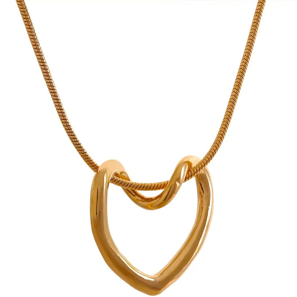 Colar Feminino Dourado de coração com corrente rabo de rato Amélia com acabamento brilhante em fundo branco