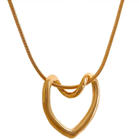 Colar Feminino Dourado de coração com corrente rabo de rato Amélia com acabamento brilhante em fundo branco