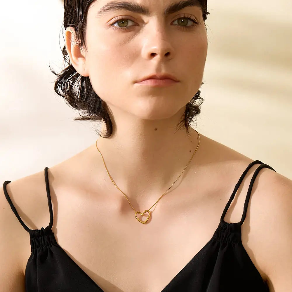 Colar Feminino Dourado de coração com corrente rabo de rato Amélia em visual delicado e romântico