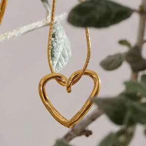 Colar Feminino Dourado de coração com corrente rabo de rato e toque romântico em ambiente discreto