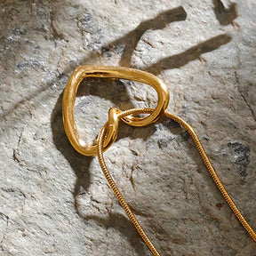 Colar Feminino Dourado de coração com corrente rabo de rato Amélia sobre fundo claro com brilho delicado