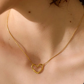 Colar Feminino Dourado de coração com corrente rabo de rato e brilho sutil no colo