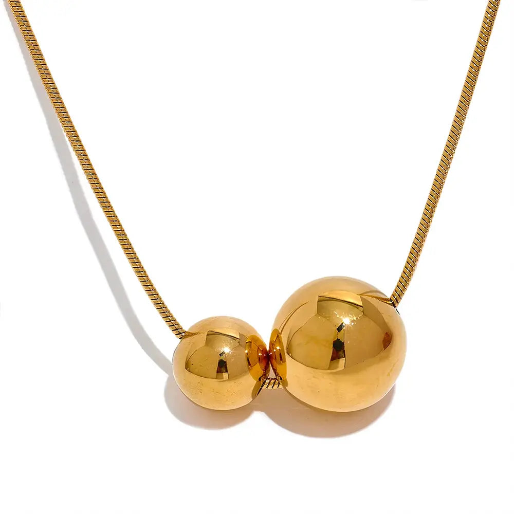 Colar Feminino Dourado de corrente rabo de rato com esferas minimalistas Cyllene, acabamento impecável em fundo branco