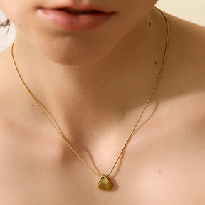 Colar Feminino Dourado de corrente rabo de rato com pingente concha Maris, brilho suave e estilo praiano elegante
