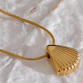 Colar Feminino Dourado de corrente rabo de rato com pingente concha, design delicado em fundo minimalista

