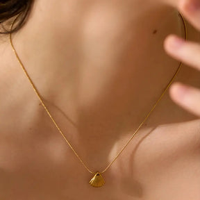 Colar Feminino Dourado de corrente rabo de rato com pingente concha, caimento leve e textura polida