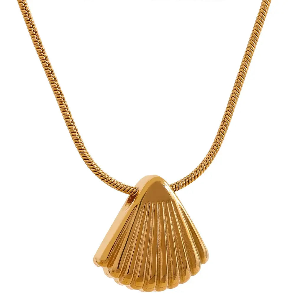 Colar Feminino Dourado de corrente rabo de rato com pingente concha Maris, textura e detalhes em destaque sobre fundo branco