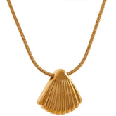Colar Feminino Dourado de corrente rabo de rato com pingente concha Maris, textura e detalhes em destaque sobre fundo branco