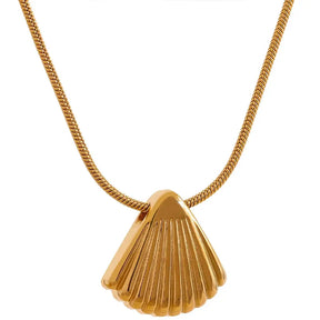 Colar Feminino Dourado de corrente rabo de rato com pingente concha Maris, textura e detalhes em destaque sobre fundo branco
