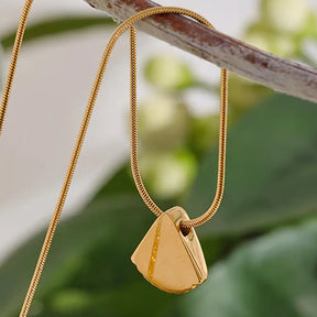 Colar Feminino Dourado de corrente rabo de rato com pingente concha Maris, textura natural em ambiente clean