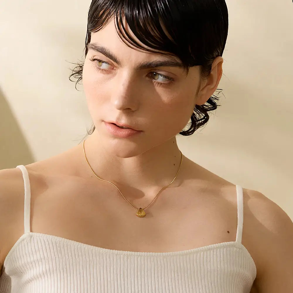 Colar Feminino Dourado de corrente rabo de rato com pingente concha Maris em visual sofisticado e natural