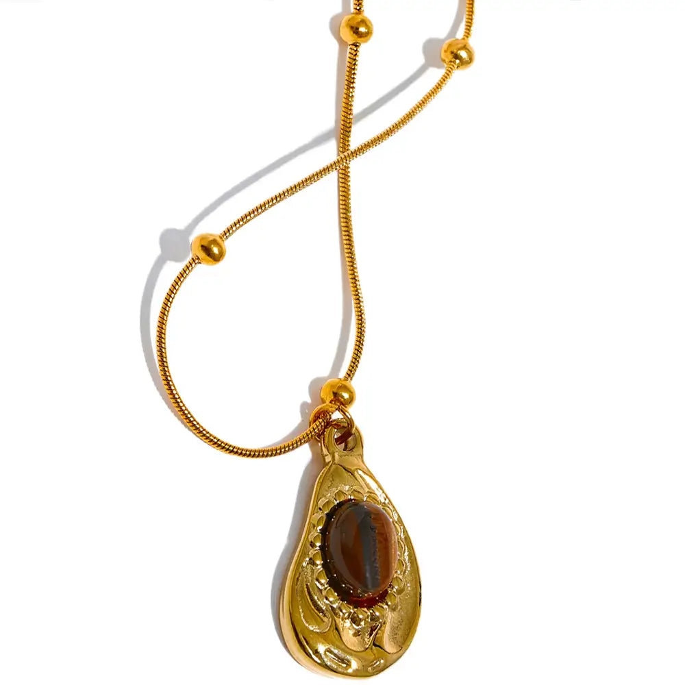 Colar Feminino Dourado de corrente rabo de rato com pingente e pedra tigre Cajúlia, detalhes nítidos em fundo branco