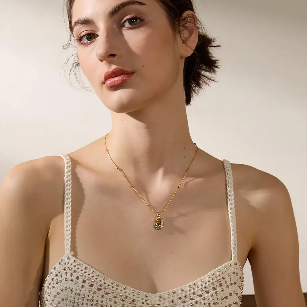 Colar Feminino Dourado de corrente rabo de rato com pingente e pedra tigre Cajúlia em visual sofisticado
