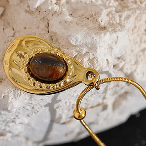 Colar Feminino Dourado de corrente rabo de rato com pingente e pedra tigre Cajúlia, elegância terrosa em fundo discreto