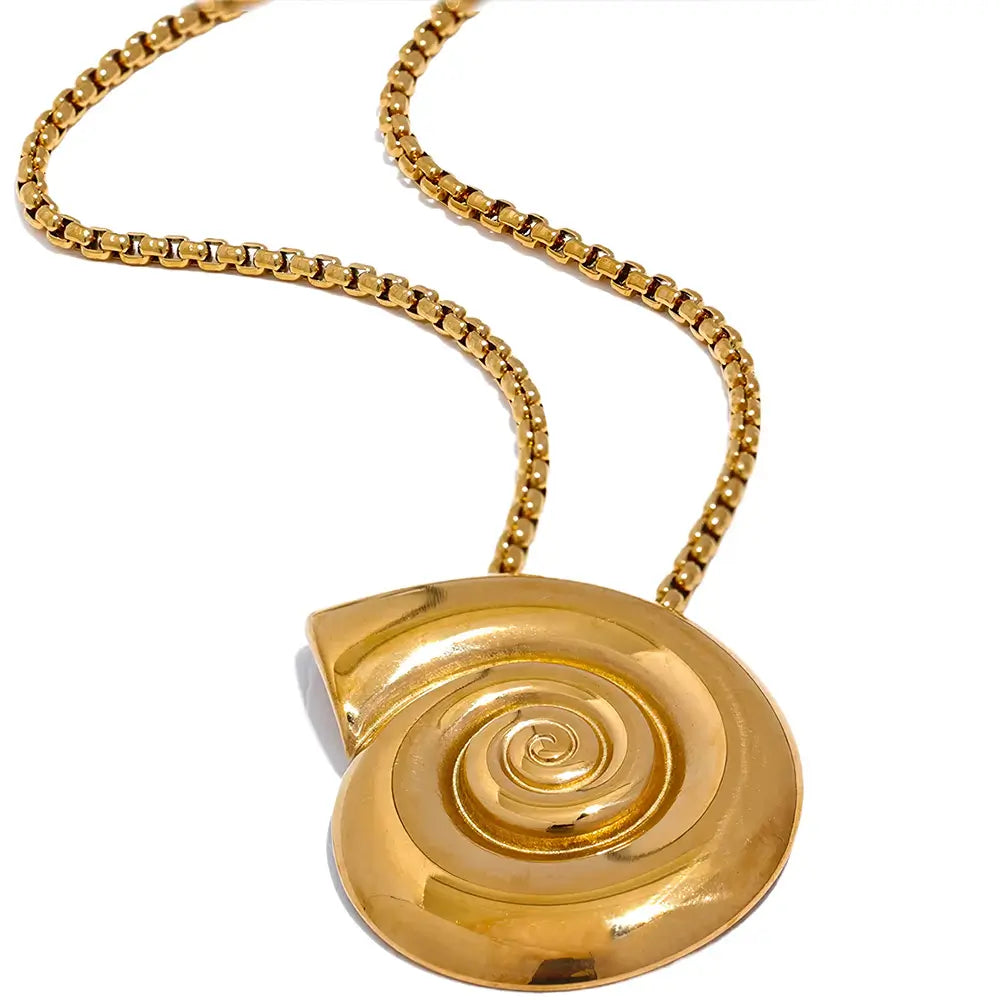 Colar Feminino Dourado de corrente veneziana com pingente caracol Nerina, detalhes visíveis e acabamento brilhante em fundo branco