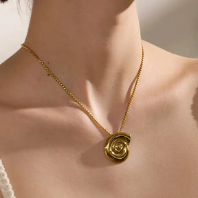 Colar Feminino Dourado de coração com concha natural e corrente torcida, acabamento refinado no colo