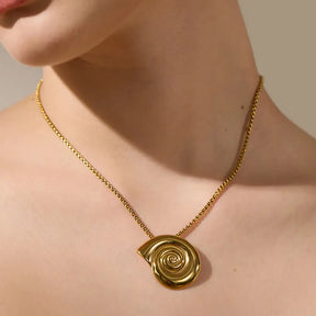 Colar Feminino Dourado de coração com concha natural e corrente fina torcida, visual delicado