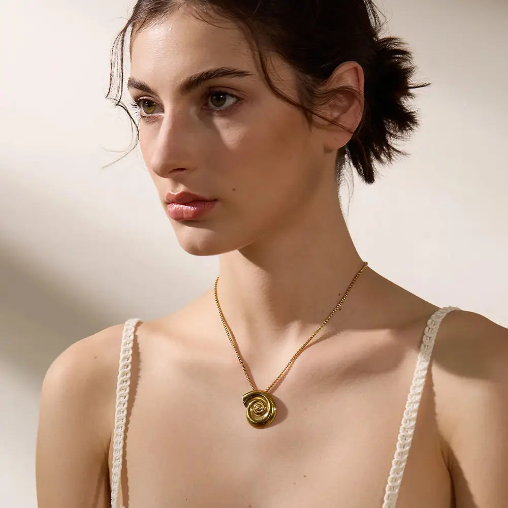 Colar Feminino Dourado de coração com concha natural Marena em estilo leve e sofisticado