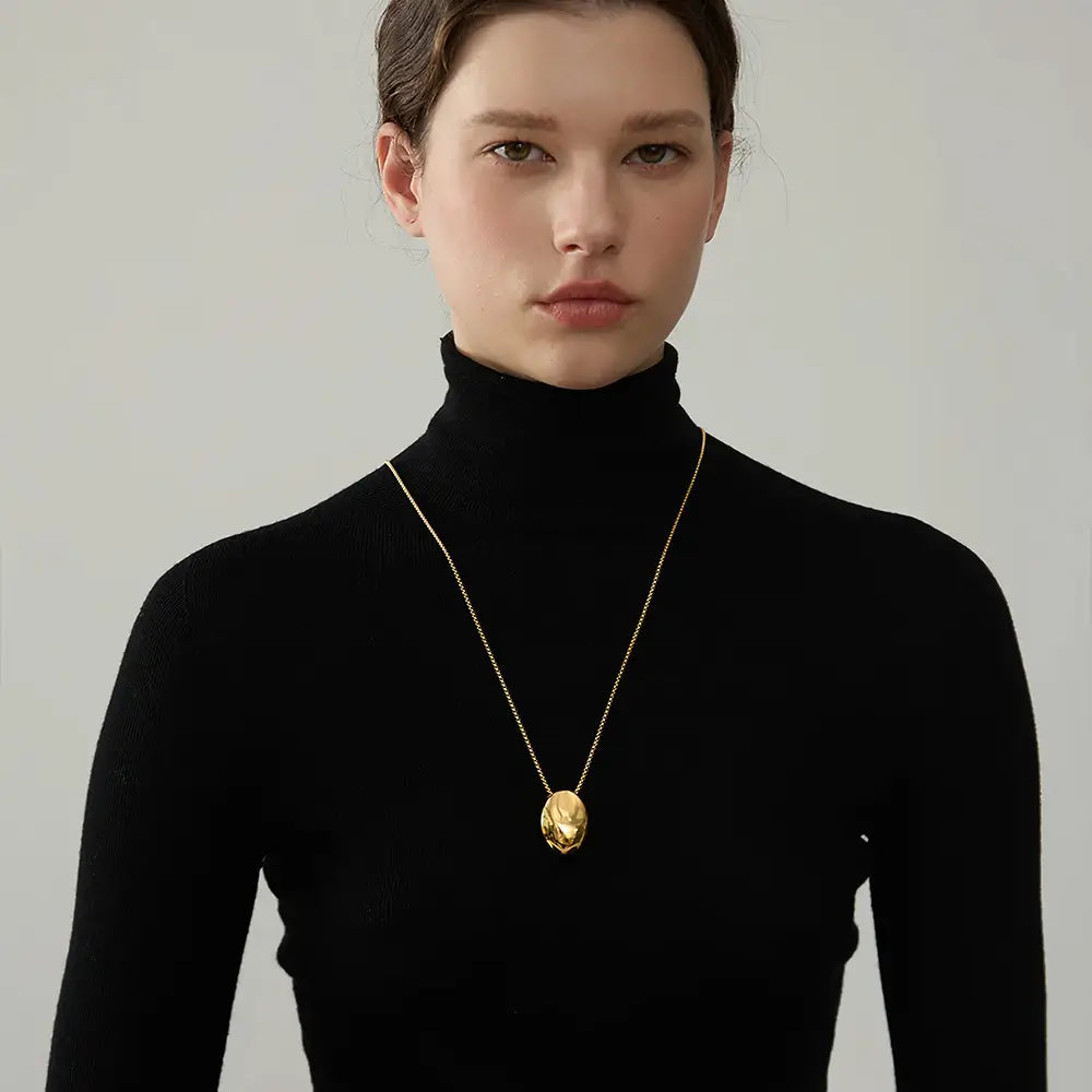 Colar Feminino Dourado de Corrente Veneziana longo com pingente oval Liora em caimento elegante