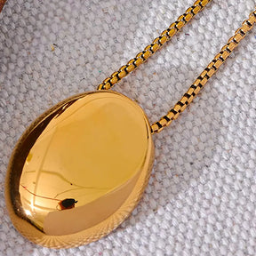 Colar Feminino Dourado de Corrente Veneziana longo com brilho sutil e design minimalista em ambiente claro