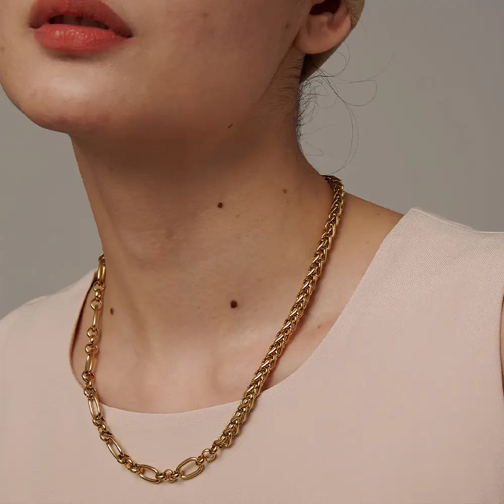 Colar Feminino Dourado de corrente grossa e mista Thessa com design impactante e sofisticado