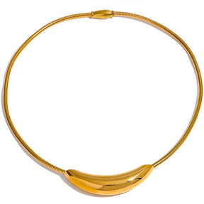 Gargantilha Feminina Dourada rabo de rato minimalista Élise com acabamento polido em fundo branco