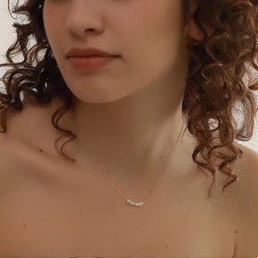 Colar Feminino Dourado delicado com pérolas naturais Elina, acabamento polido e brilho sutil