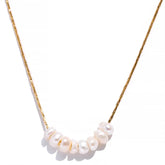 Colar Feminino Dourado delicado com pérolas naturais, acabamento polido e banho ouro 18k