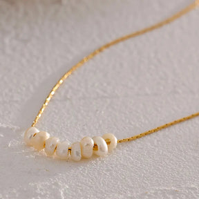 Colar Feminino Dourado delicado com pérolas naturais, brilho discreto em ambiente clean