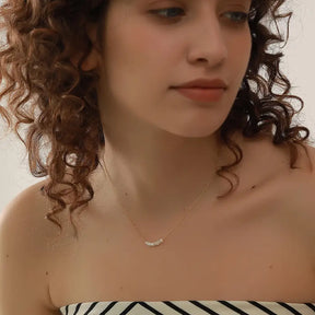 Colar Feminino Dourado delicado com pérolas naturais Elina, estilo clássico com textura lisa