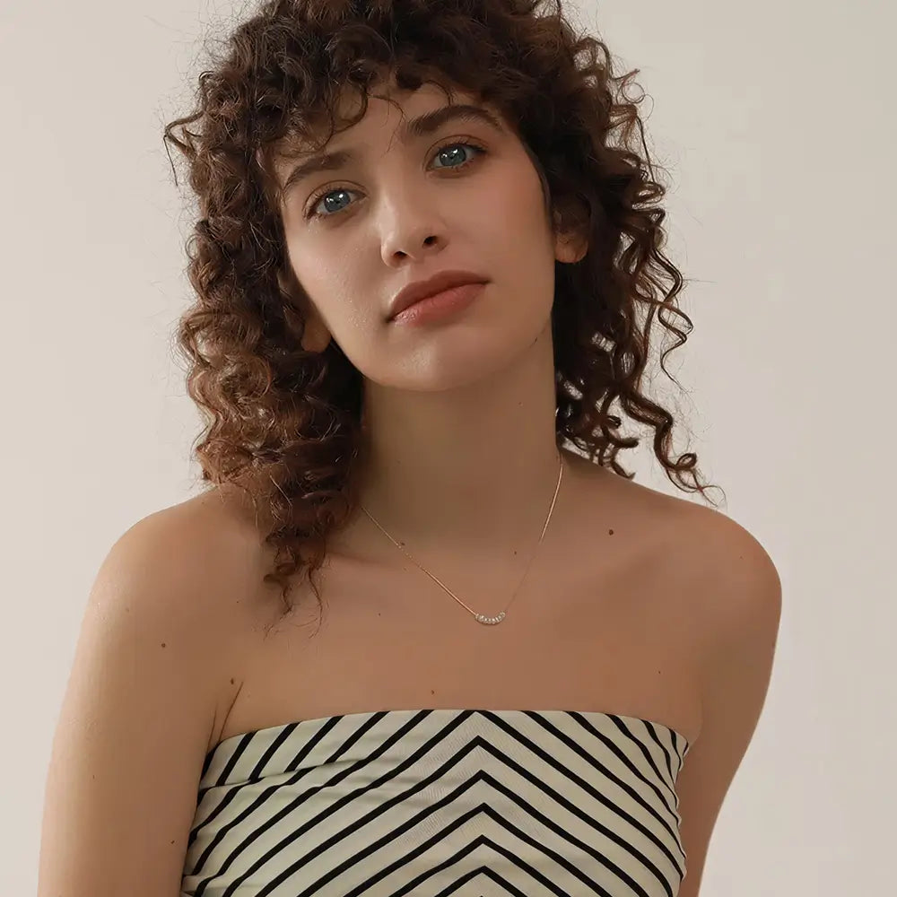Colar Feminino Dourado delicado com pérolas naturais Elina, toque suave e brilho elegante