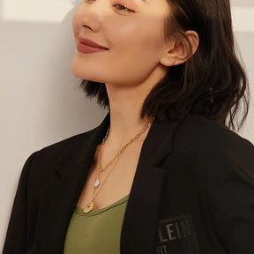 Colar Feminino Dourado duplo com pérola natural e estrela do norte Estelle em visual sofisticado e romântico