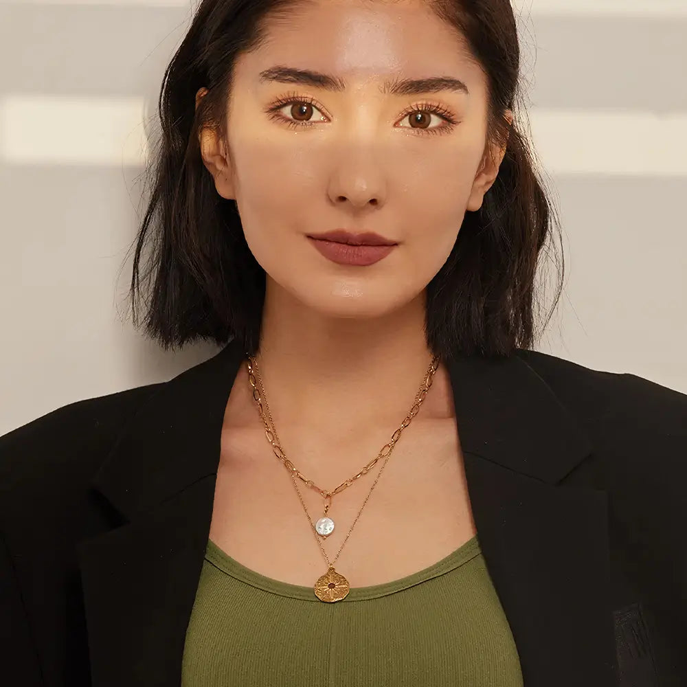 Colar Feminino Dourado duplo com pérola natural e estrela do norte Estelle, elegância atemporal no colo