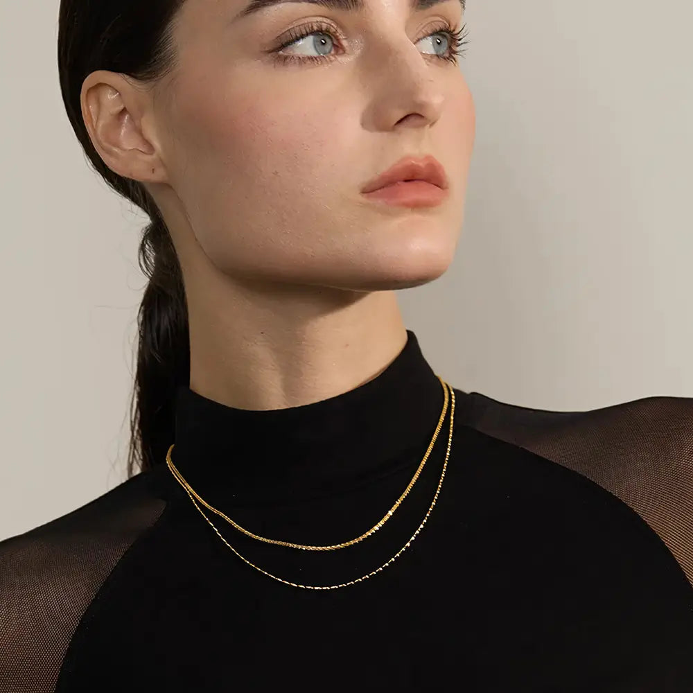 Colar Feminino Dourado duplo corrente torcida e contas Elara com design moderno e sofisticado