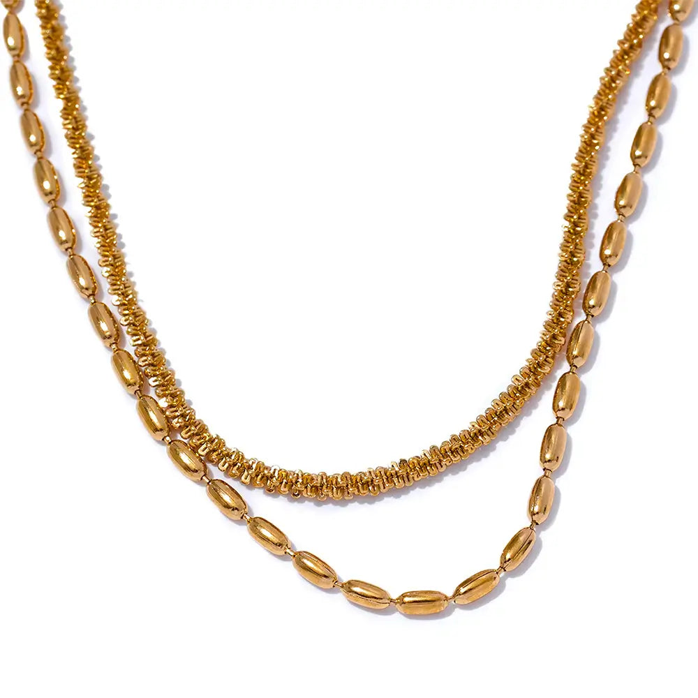Colar Feminino Dourado duplo corrente torcida e contas Elara com detalhes nítidos em fundo branco