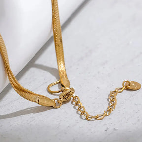 Colar Feminino Dourado duplo malha snake e rabo de rato com pingente oval Dalia em cenário minimalista
