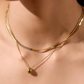 Colar Feminino Dourado duplo malha snake e rabo de rato, caimento fluido com pingente oval refinado