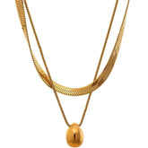 Colar Feminino Dourado duplo malha snake e rabo de rato com pingente oval em fundo branco e acabamento brilhante