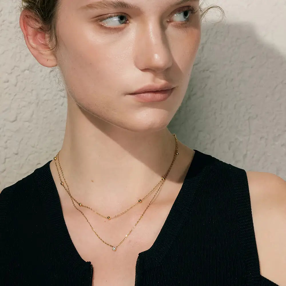 Colar Feminino Dourado duplo ponto de luz com zircônia Liora, brilho sutil e elegância delicada