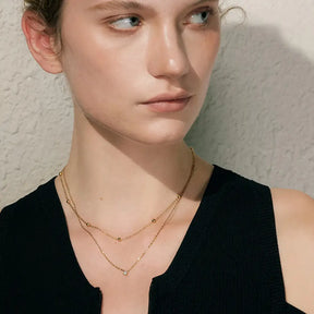Colar Feminino Dourado duplo ponto de luz com zircônia Liora, brilho sutil e elegância delicada