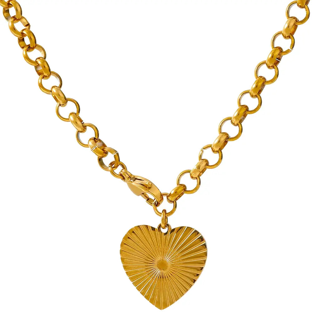 Colar Feminino Dourado elo português com pingente de coração Amadélia em fundo branco com brilho dourado