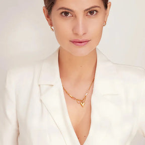 Mulher elegante usando Colar Feminino Dourado Elos Mistos com Pingente de Coração Stellara - Banhado a Ouro 18k
