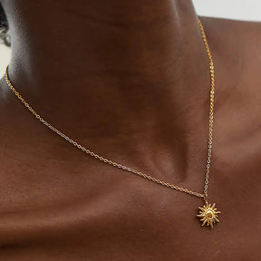Mulher usando o Colar Feminino Dourado Elos Redondos com Pingente de Sol Heliora - Banhado a Ouro 18k, foto em detalhes