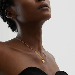 Mulher usando o Colar Feminino Dourado Elos Redondos com Pingente de Sol Heliora - Banhado a Ouro 18k