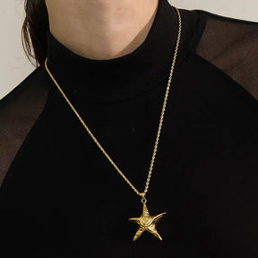 Mulher usando o Colar Feminino Dourado Longo Cordão Baiano com Pingente Estrela do Mar Marella - Banhado a Ouro 18k