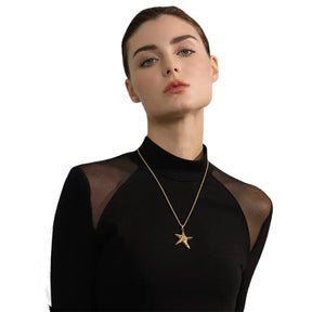 Mulher usando o Colar Feminino Dourado Longo Cordão Baiano com Pingente Estrela do Mar Marella - Banhado a Ouro 18k