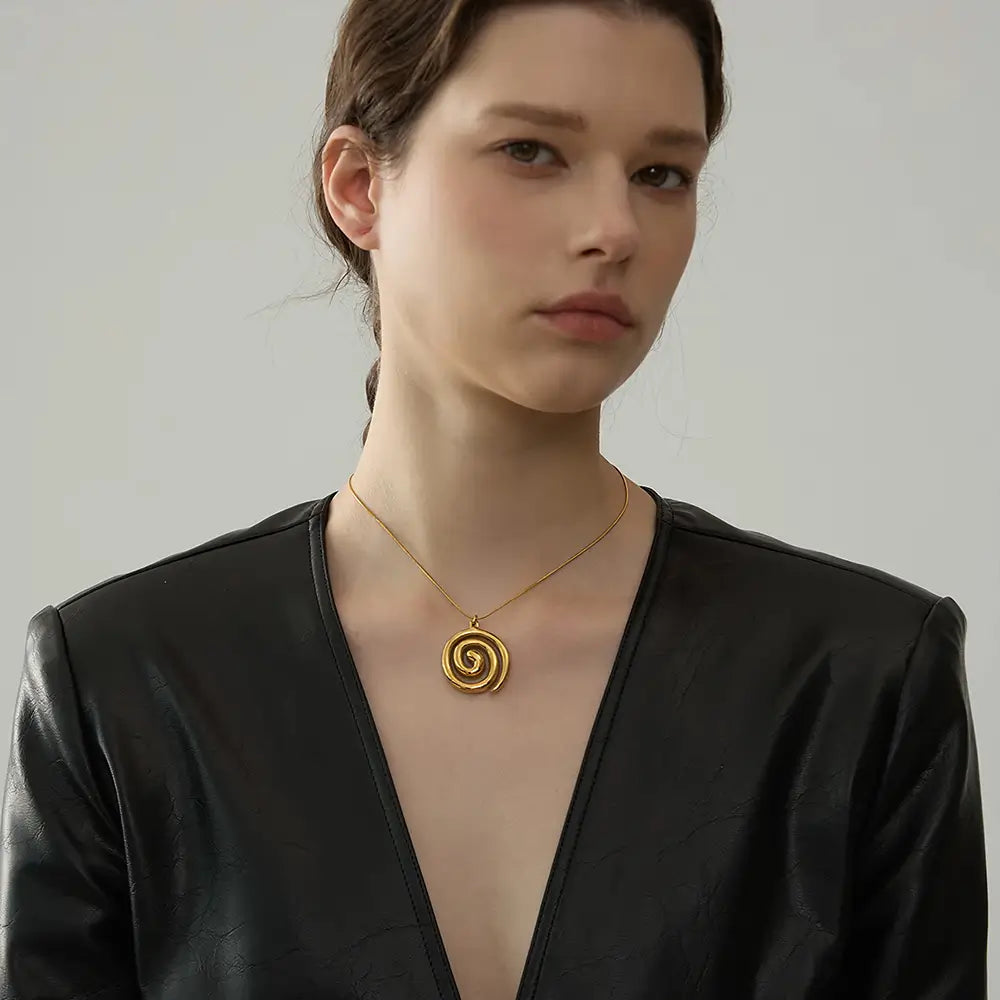 Colar Feminino Dourado rabo de rato com pingente espiral Serena em design minimalista e elegante