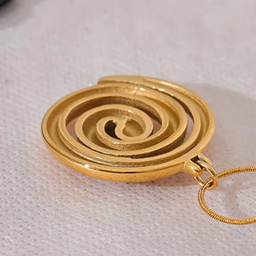 Colar Feminino Dourado rabo de rato com forma espiral elegante em ambiente discreto
